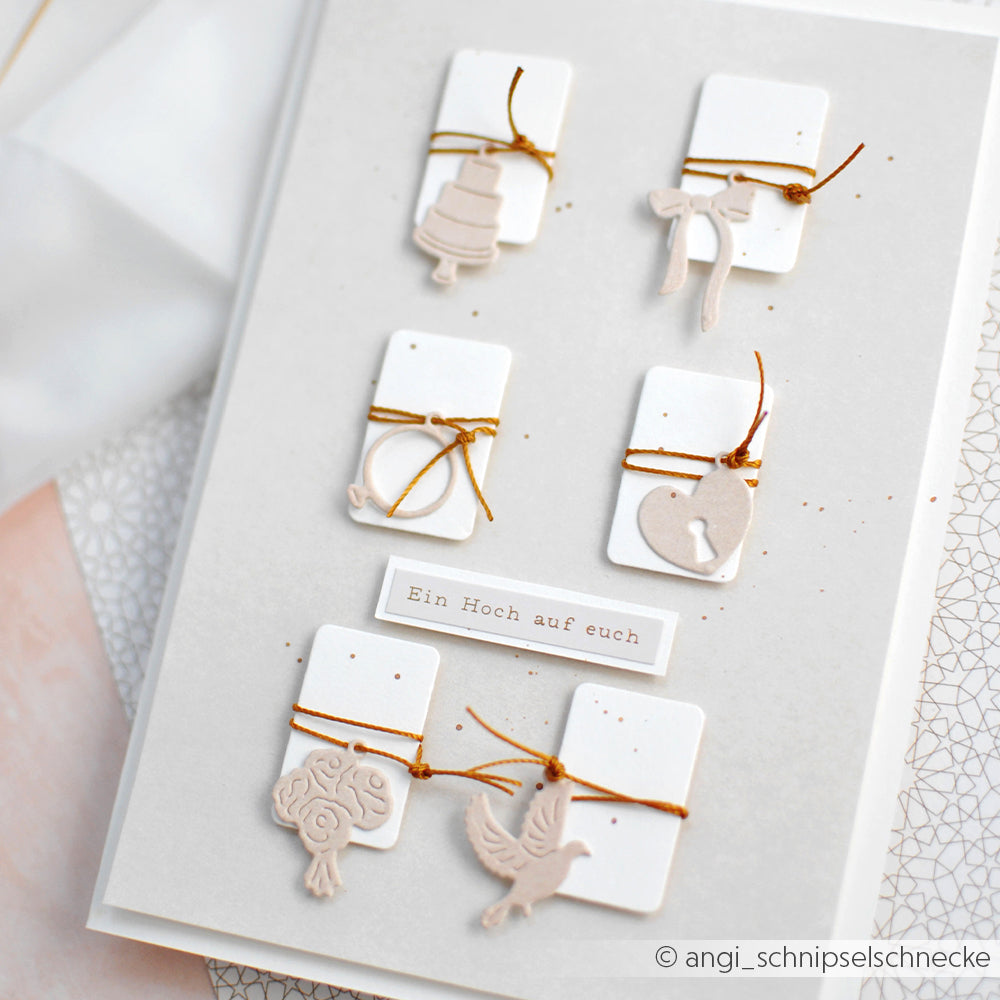 Eine handgefertigte Karte von Alexandra Renke, hergestellt mit Designpapier Mimi Elegant-Grau, mit sechs kleinen Ornamenten und dem deutschen Text "Ein Hoch auf euch" auf hellem Hintergrund.