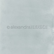 Hellblauer, strukturierter Hintergrund mit dezentem Farbverlauf und einem Wasserzeichen von Alexandra Renke - ideal für Papierprojekte und im Stil des Designpapiers Mimi Elegant-Blau.