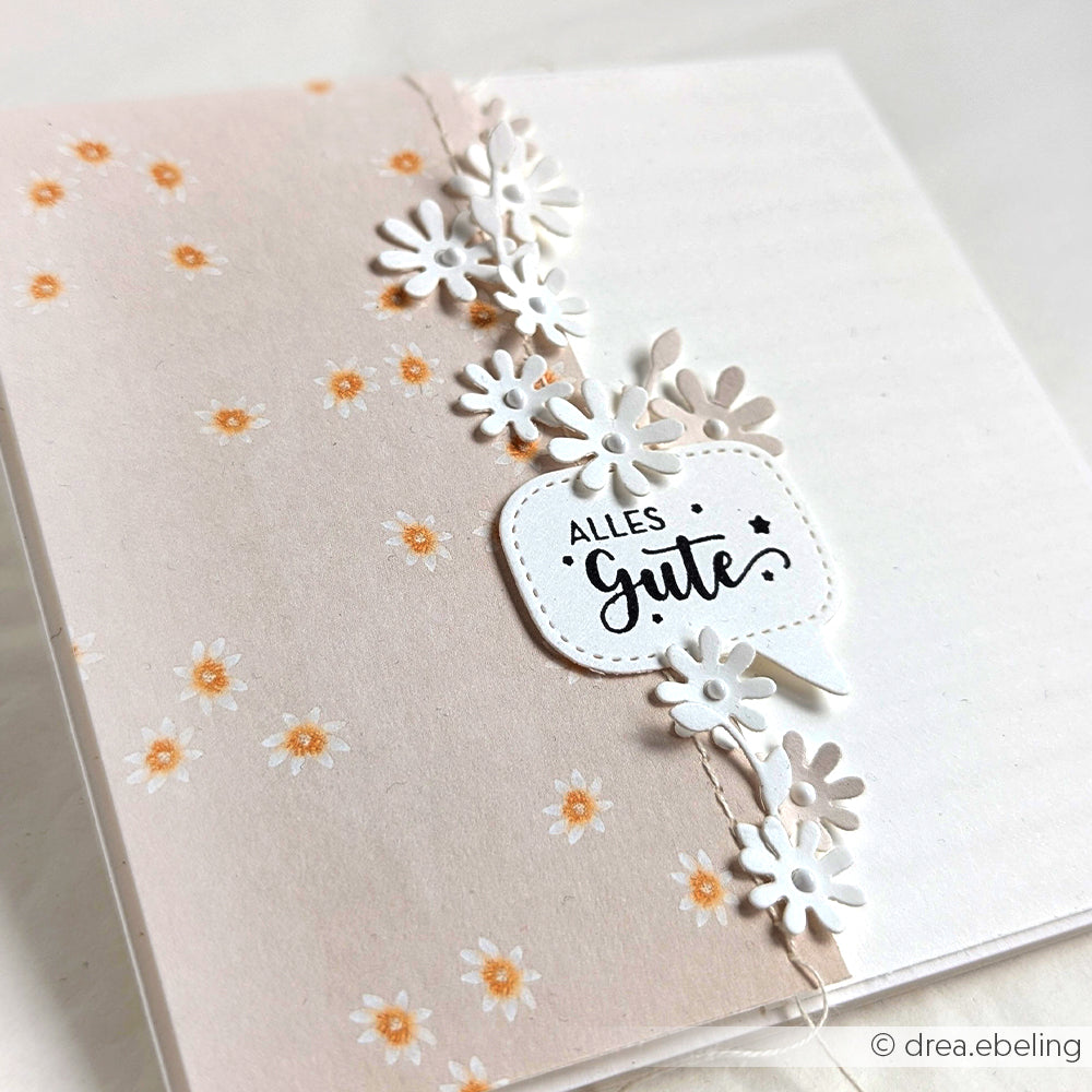 Alexandra Renke Grußkarte mit kleinen weißen Gänseblümchen - den Lieblingsblüten - und ALLES GUTE Text auf pastellfarbenem Designpapier. Perfekt für Grußkarten-Liebhaber.