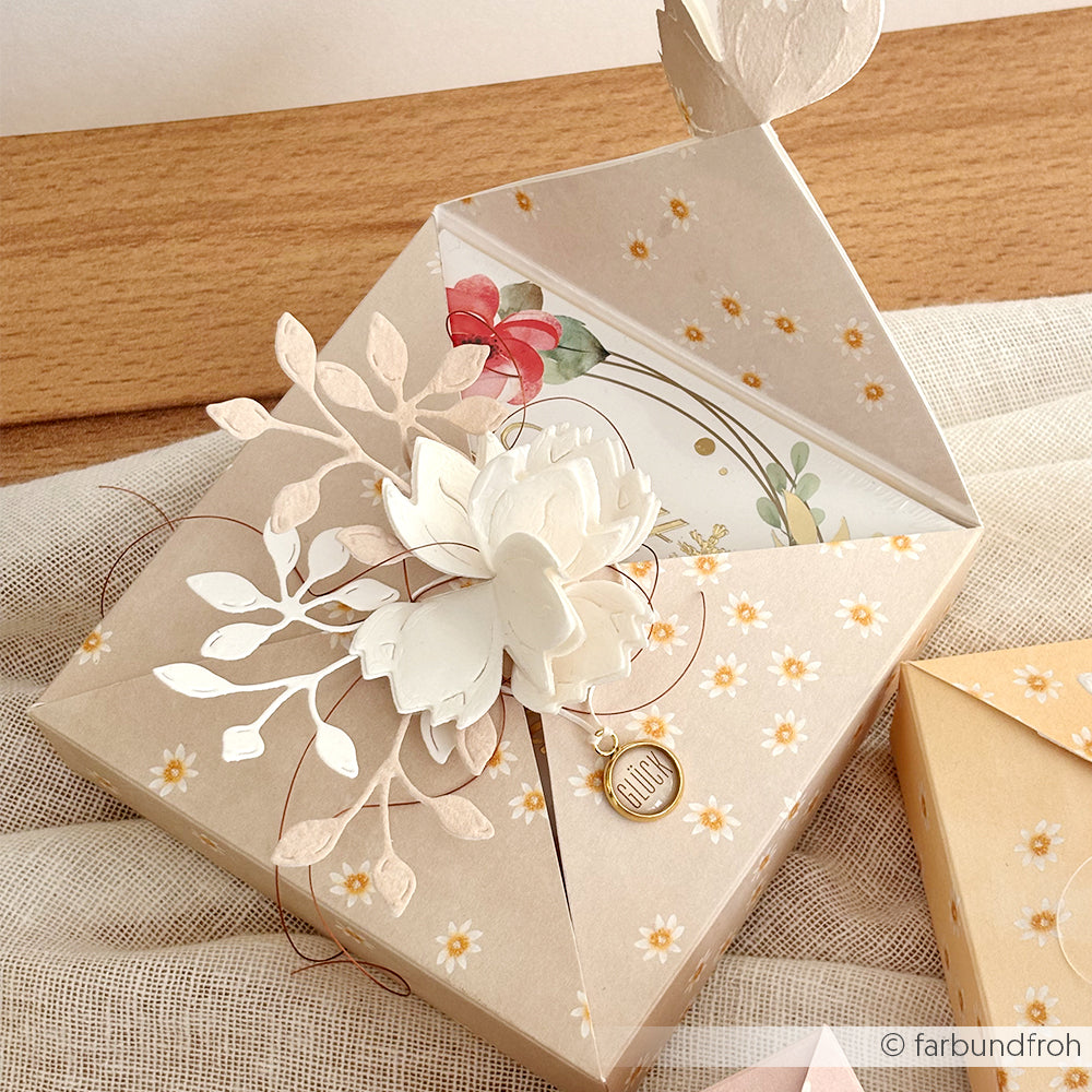 Beigefarbener, geblümter Origami-Umschlag aus Alexandra Renke Designpapier, verziert mit weißen Papierprojekt-Blumen und einem Hello-Charm.