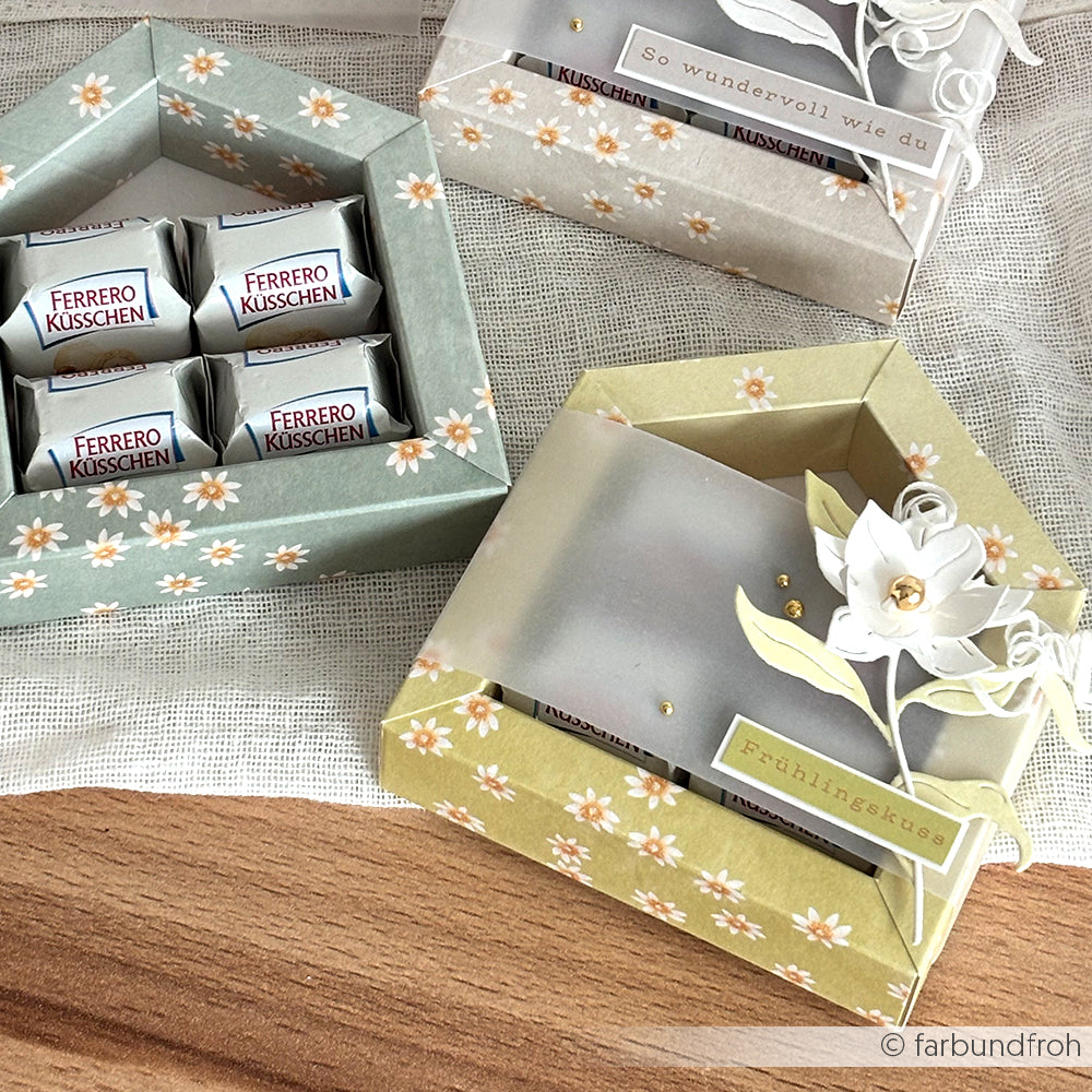 Zwei dekorative Geschenkschachteln von Alexandra Renke, gestaltet mit floralem Designpapier, enthalten jeweils Ferrero Küsschen Pralinen und Papierblumen-Akzente - ideal für die kreative Verpackung von Grußkarten oder besonderen Papierprojekten.