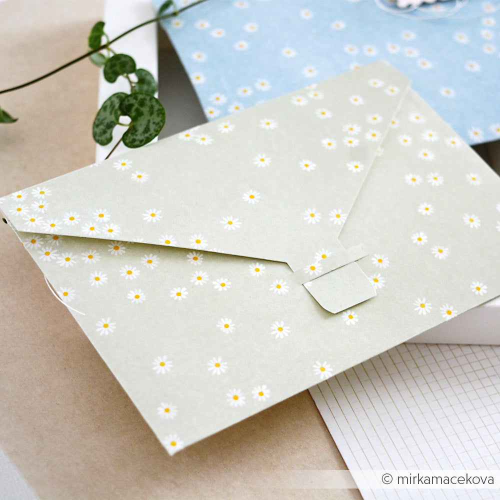 Hellgrüner Briefumschlag mit weißem Gänseblümchenmuster von Alexandra Renke, hergestellt aus Designpapier - ideal für Papierprojekte oder zum Präsentieren Ihrer Lieblingsblüten auf Greige.