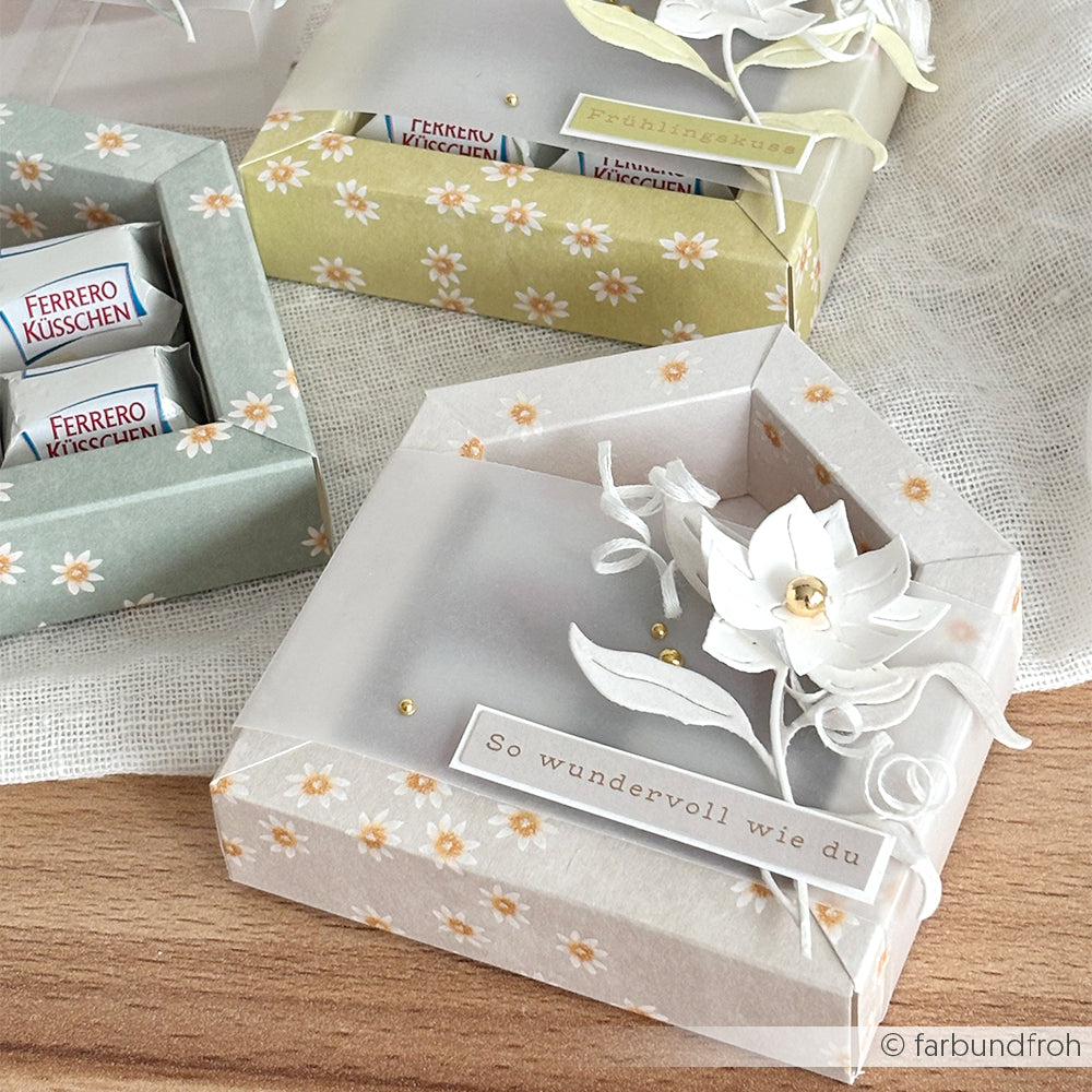 Dekorative florale Geschenkboxen mit Pralinen von Alexandra Renke, mit weißer Blume, hochwertigen Designpapier-Akzenten und einem "So wundervoll wie du"-Anhänger. Perfekt für die Kombination mit Grußkarten zu jedem besonderen Anlass.