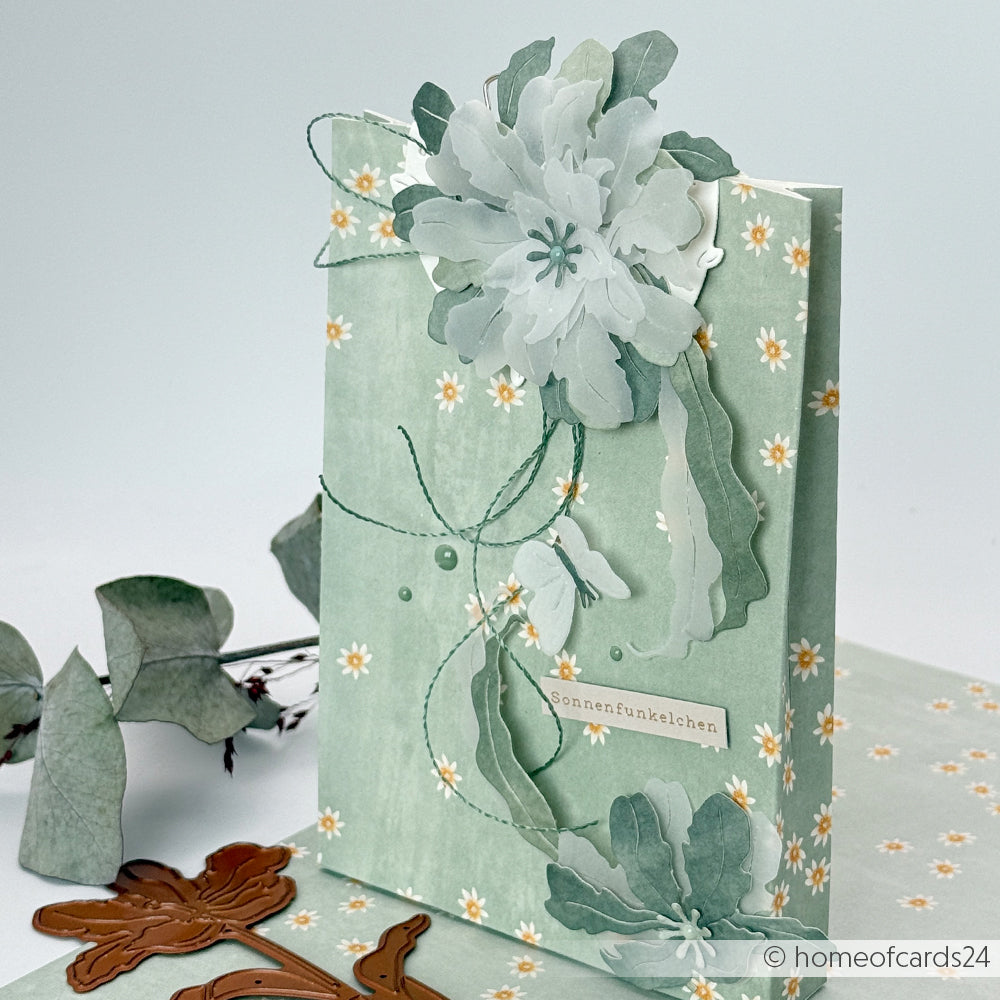Pastellgrüne Blumengrußkarte von Alexandra Renke mit geschichteten Designpapierblumen und kleinen weißen Gänseblümchenmustern - ideal für Fans von Papierprojekten und Lieblingsblüten.