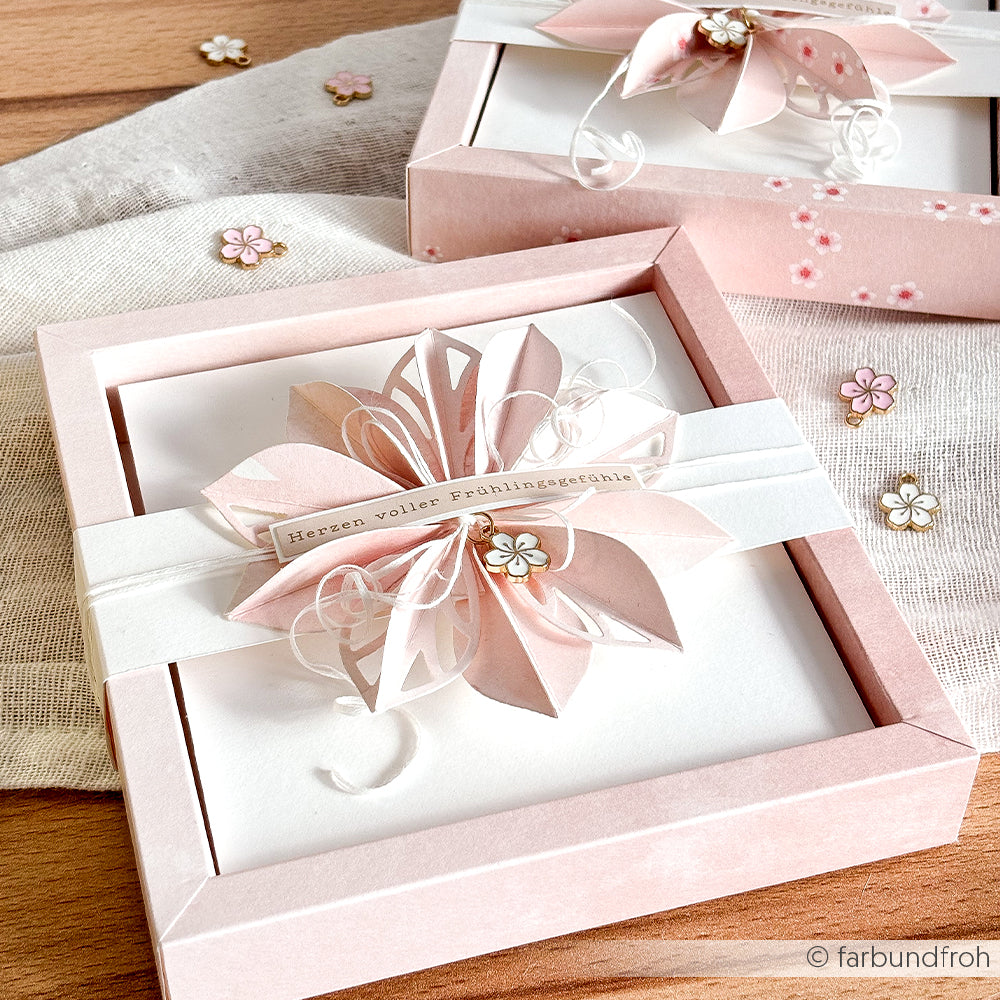 Rosa Geschenkbox von Alexandra Renke mit einer zarten Papierblume, einer Botschaft auf der Oberseite und floralen Akzenten - perfekt für Papierprojekte oder als Inspiration für Grußkarten mit Ihrem Lieblingsdesignpapier.