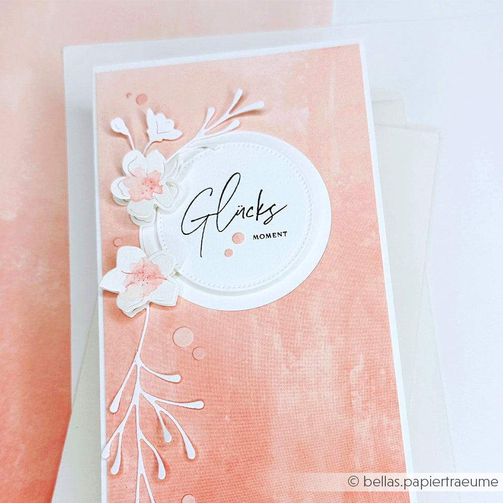 Pfirsichfarbene und weiße handgefertigte Karte mit floralen Akzenten aus hochwertigem Designpapier von Alexandra Renke mit dem Motiv "Glücks Moment" in eleganter Schrift - die perfekte Ergänzung für jede Papierprojekte-Kollektion.