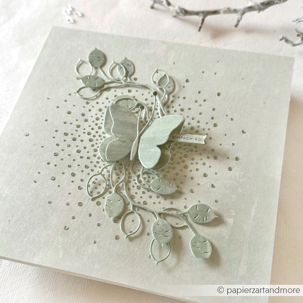 Hellgrüne Karte von Alexandra Renke aus Designpapier Calm Sagegrün mit geprägten Zweigen, Blättern und einem 3D-Schmetterling - ideal für Ihre Papierprojekte oder Buchbinderei-Kreationen.