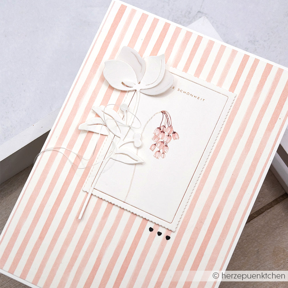 Handgefertigte Grußkarten von Alexandra Renke mit rosa-weißem Designpapier Streifen Altrosa, floralen Ausschnitten und einer Blumenillustration in der Mitte - eine ideale Wahl für Ihre Papierprojekte.