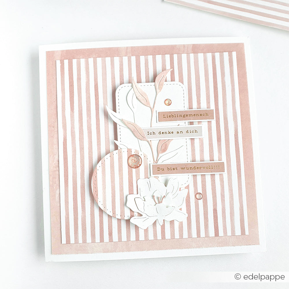 Handgefertigte Karte mit rosa und weißen Streifen, floralen Akzenten und deutschem Text auf Kraftpapierstreifen, hergestellt mit dem Designpapier Streifen Altrosa von Alexandra Renke - ideal für Papierprojekte oder Buchbinderei.