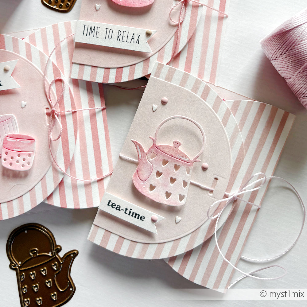 Die rosa gestreiften Designpapier Streifen Altrosa Karten von Alexandra Renke zeigen Teekannen- und Tassenmotive mit den Texten "Time to Relax" und "Tea-Time", ideal zum Basteln mit Papier. Das Set enthält Schnur und eine Metallstanze.