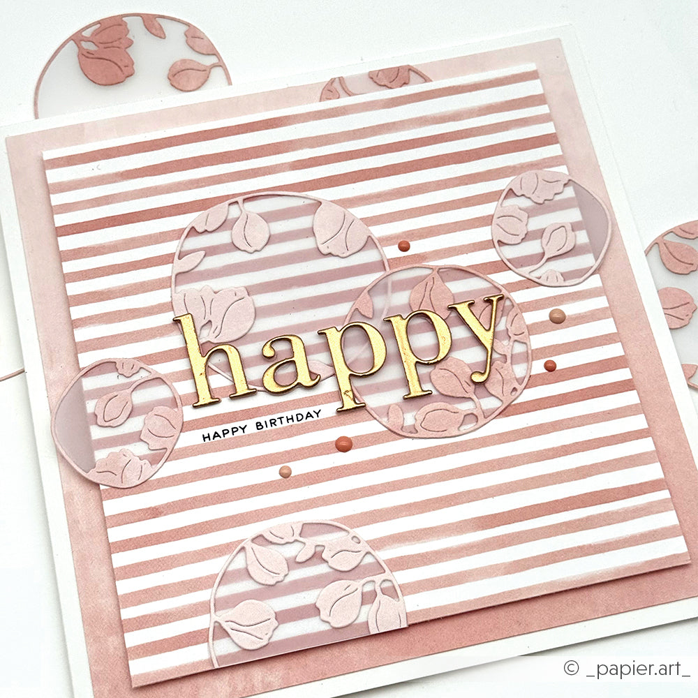 Rosa-weiß gestreifte Geburtstagskarte mit dem Designpapier Streifen Korallrosa von Alexandra Renke, mit goldenem "Happy"-Text und floralen Akzenten - ideal für Papierprojekte oder eine Buchbinderei.