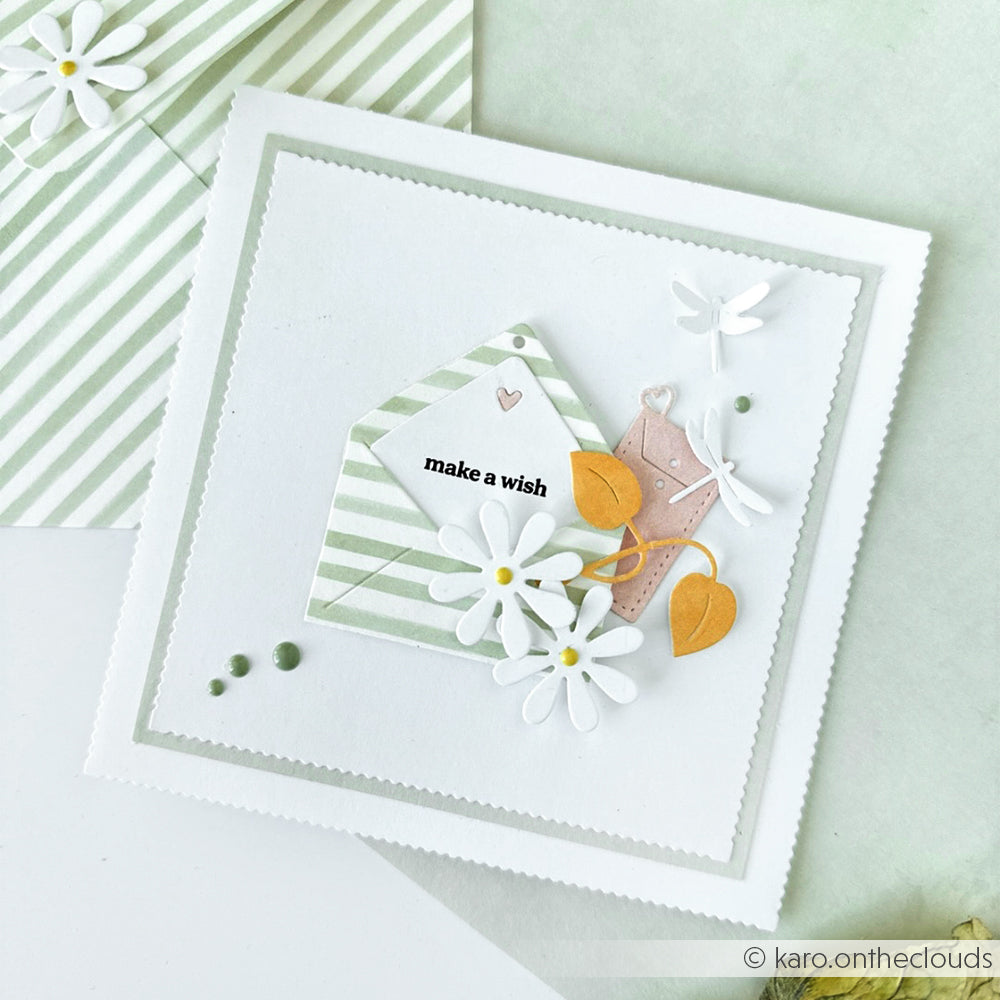 Handgefertigte Grußkarten von Alexandra Renke mit Gänseblümchen, gelben Blättern, einem Briefumschlag, "Wünsch dir was"-Text auf einem weiß-grünen Designpapier Streifen Jadegrün-ideal für Ihre Papierprojekte.