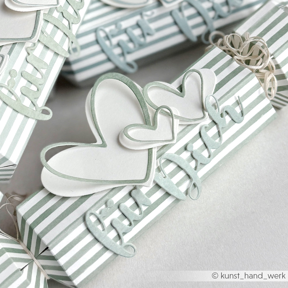 Gestreifte Geschenkbox von Alexandra Renke aus Designpapier Streifen Jadeblau mit geschichteten Herzausschnitten und elegantem "für Dich"-Text - ideal für Papierprojekte oder Buchbinderei.