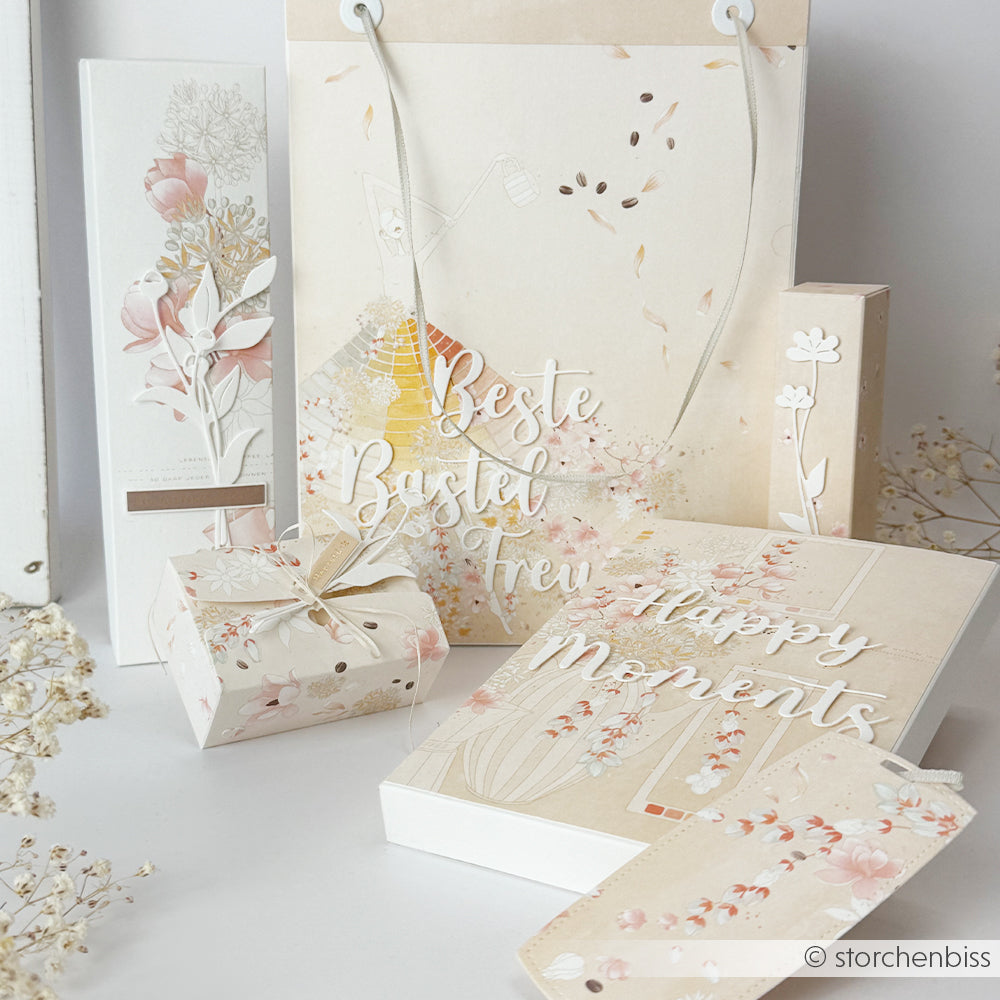 Elegante Geschenkverpackungen in Pastelltönen von Alexandra Renke – Geschenktüten, Schachteln und Karten aus Designpapier mit Blumenmuster, kursivem Schriftzug und zarten Akzenten der „Florale Kaffee Figurine Melange“-Kollektion.