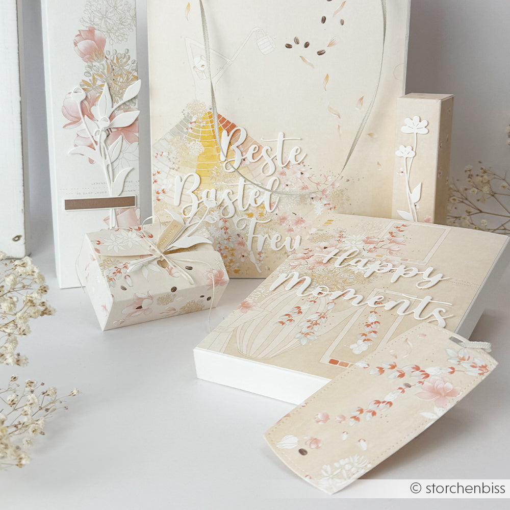 Die pastellfarbenen Geschenkboxen, Taschen und Karten mit Blumenmotiven von Alexandra Renke zeichnen sich durch zarte botanische Motive und kursive Schrift aus – ideal für „Papierprojekte“ oder als Ergänzung zu floralen Kaffeekompositionen.