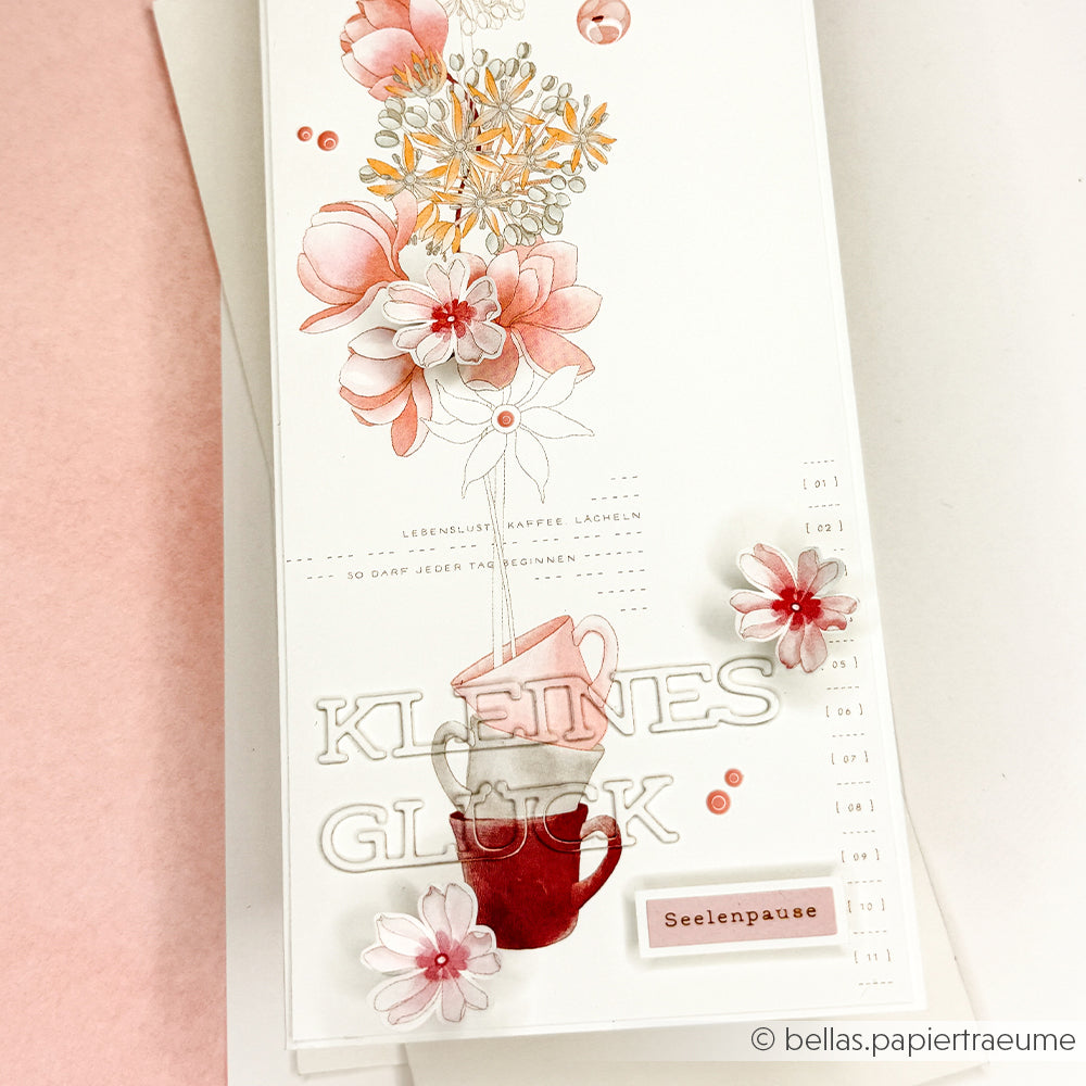 Handgemachte Karte von Alexandra Renke mit rosa Blumen, einer Teetasse und deutschem Text. Gefertigt mit hochwertigem Designpapier und mit zarten Verzierungen versehen.