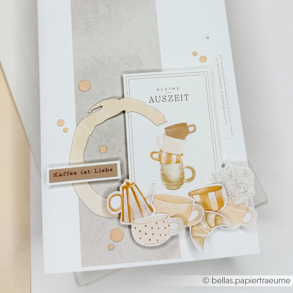 Handgemachte Karte von Alexandra Renke mit Kaffeetassen-Illustrationen in neutralen Tönen, deutschem Text "Kaffee ist Liebe" und "Kleine Auszeit" sowie elegantem Floraler Tassenrapport-Designpapier - ideal für besondere Papierprojekte.