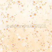 Heller pfirsichfarbener Hintergrund mit rosa und weißen Blüten und goldenen Blättern in einem zarten Muster - perfektes Alexandra Renke Designpapier für Papierprojekte oder zum Hinzufügen einer zarten Floralen Blütenkomposition zu Ihren Bastelarbeiten.