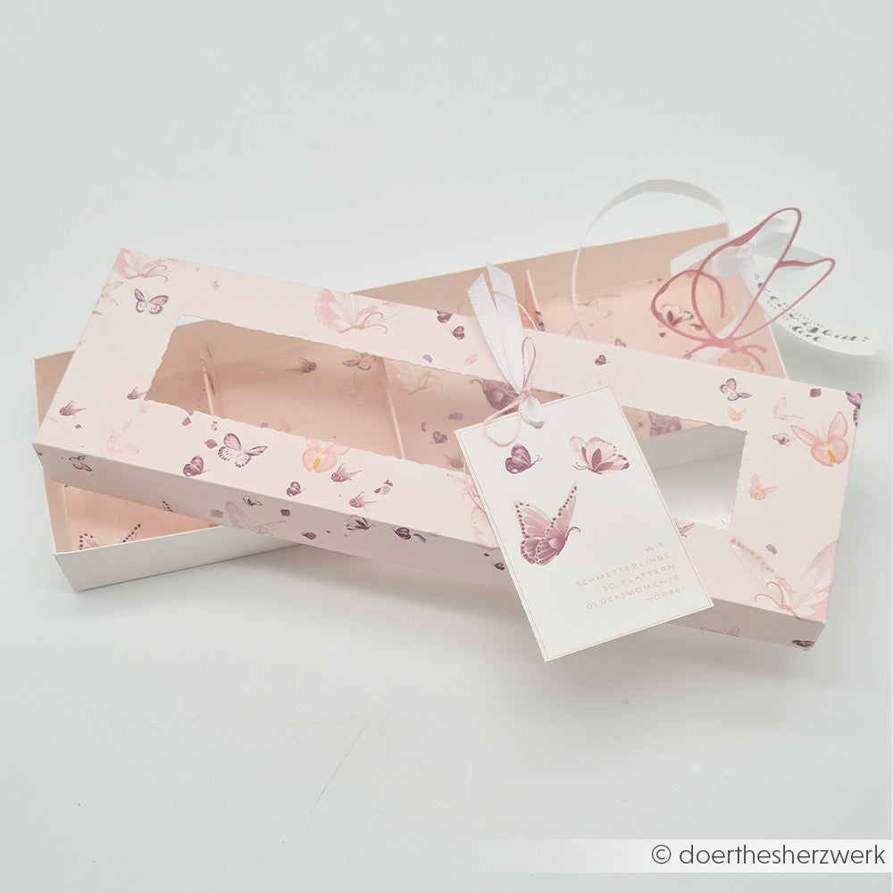 Rechteckige, rosafarbene Geschenkbox mit Schmetterlingsmuster von Alexandra Renke aus hochwertigem Designpapier mit Klarsichtfenster und passendem Schmetterlingsanhänger - perfekt für Blumenkompositionen und kreative Papierprojekte.