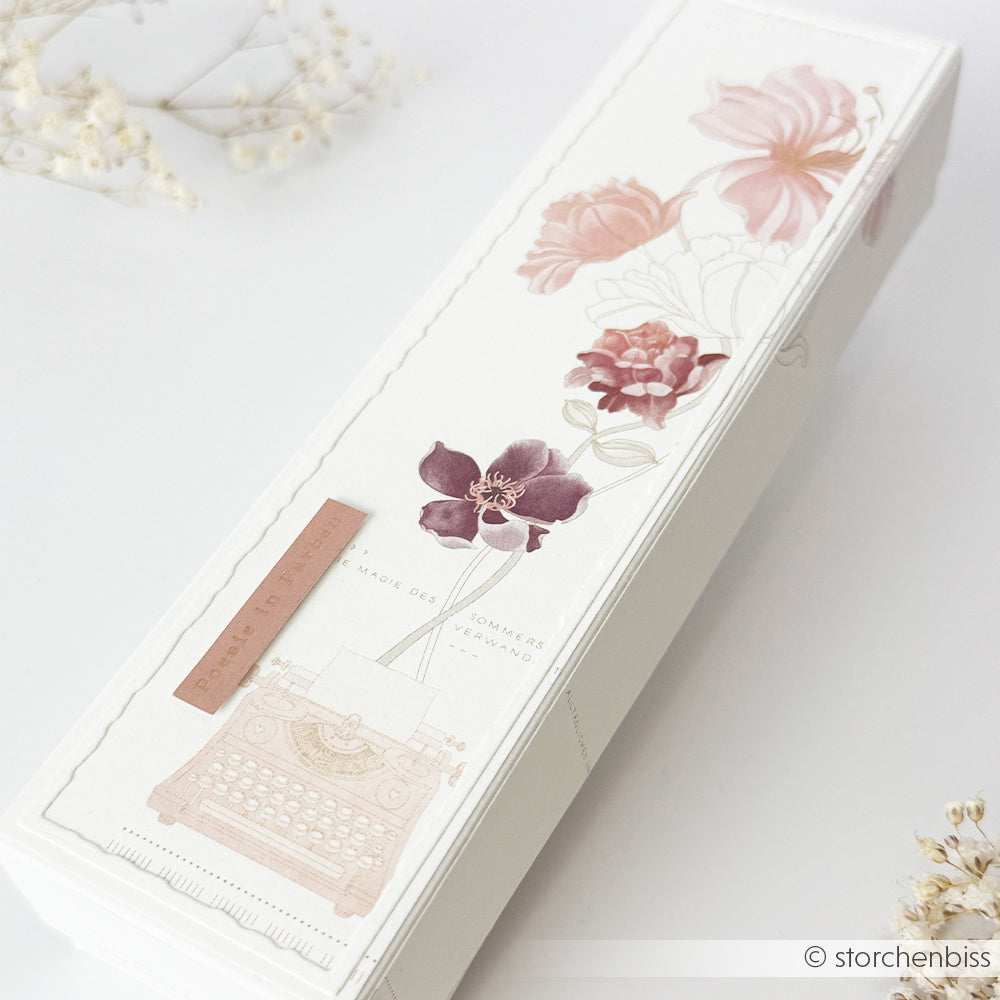 Rechteckige weiße Schachtel von Alexandra Renke mit Blumenillustrationen und einer Vintage-Schreibmaschine auf dem Deckel – ideal zur Aufbewahrung von Grußkarten oder Designpapier für Ihre kreativen Papierprojekte.