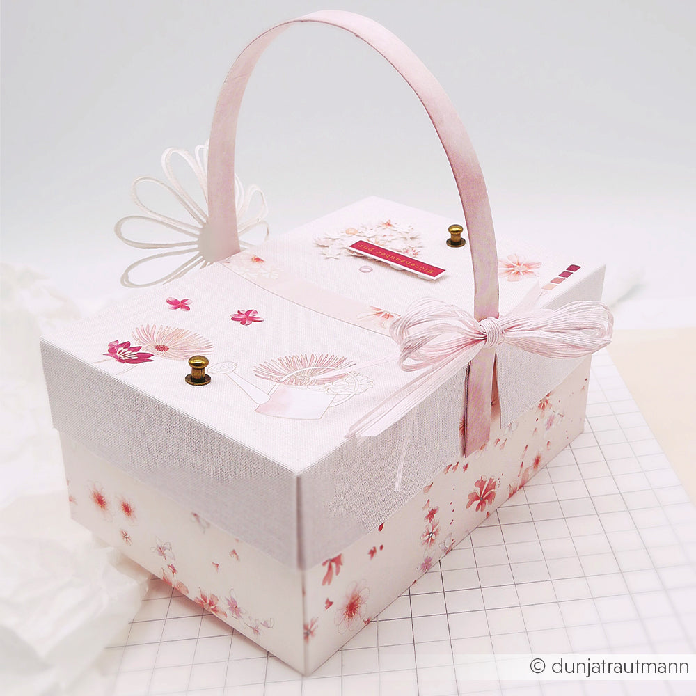 Rosa Geschenkbox mit Blumenmotiv von Alexandra Renke, mit Henkel und Schleife, verziert mit zarten floralen Akzenten – perfekt für Papierprojekte mit elegantem Designpapier.