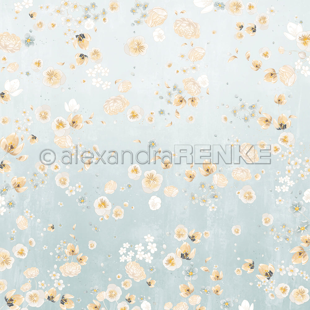 Ein blassblauer Hintergrund mit verstreuten gelben und weißen Blüten ergibt eine zarte Blumenkomposition - ideales Designpapier von Alexandra Renke für elegante Papierprojekte.