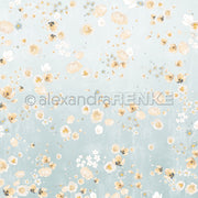 Ein blassblauer Hintergrund mit verstreuten gelben und weißen Blüten ergibt eine zarte Blumenkomposition - ideales Designpapier von Alexandra Renke für elegante Papierprojekte.