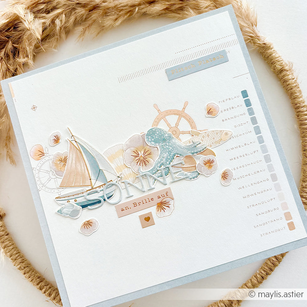 Quadratische Karte im maritimen Stil von Alexandra Renke mit einem Segelboot, Meeresmotiven und Pastellfarben sowie der Aufschrift „SONNE“ in der Mitte. Hergestellt aus hochwertigem Designpapier – ideal für Papierprojekte oder zur Verschönerung Ihrer Buchbinderei-Projekte.