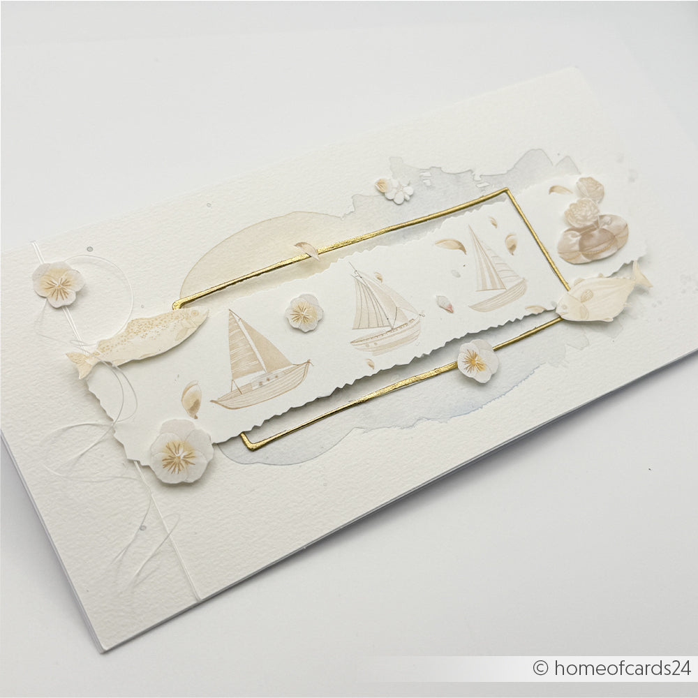 Handgefertigte Karte mit Alexandra Renke Designpapier mit geprägten Segelbooten, Muscheln und zartbeigen Blumen auf Weiß - ideal für Papierprojekte im Floraler Schiffsrapport-Stil.