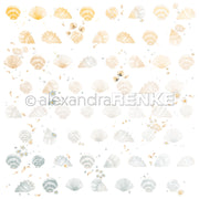 Verstreute Muscheln und kleine Blumen in zartem Beige, Grau und Gold auf einem weißen Hintergrund aus Alexandra Renke Designpapier - ideal für zarte, florale Papierprojekte zum Thema Muscheln.