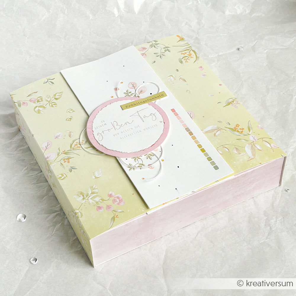 Die florale pastellfarbene Geschenkbox von Alexandra Renke hat eine weiße Banderole, ein dekoratives Etikett und zarte Blumenmuster - ideal für Papierprojekte oder als charmantes Designpapier in jeder Floralen Blütenkomposition.