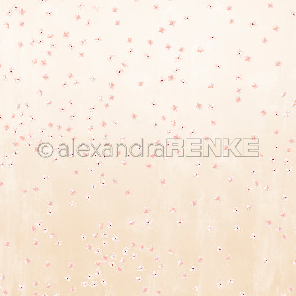 Zartbeiger Hintergrund mit verstreuten kleinen rosa Magnolienblüten, perfekt für Papierprojekte. Das Wasserzeichen von Alexandra Renke erscheint in der Mitte und macht dieses Designpapier sowohl elegant als auch unverwechselbar.