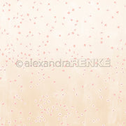 Zartbeiger Hintergrund mit verstreuten kleinen rosa Magnolienblüten, perfekt für Papierprojekte. Das Wasserzeichen von Alexandra Renke erscheint in der Mitte und macht dieses Designpapier sowohl elegant als auch unverwechselbar.