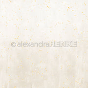 Hellbeiges Alexandra Renke Designpapier mit strukturiertem Hintergrund, vereinzelten kleinen Goldflecken und dezenten vertikalen Pinselstrichen - ideal für Papierprojekte oder Buchbinderei.