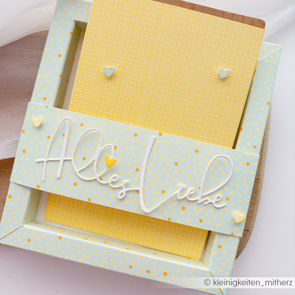 Gelb-blaue Grußkarten mit Polka-Dots, der Aufschrift „Alles Liebe“ und Herzverzierungen, gefertigt aus gelbem Designpapier mit Gittermuster für eine fröhliche Note.