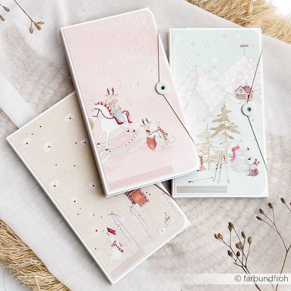 Drei schlanke, rechteckige Mappen mit festlichen Motiven aus dem Weihnachtsmäuse-Designpapier.