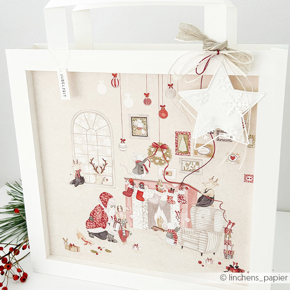 Weiße Geschenktüte mit einer Weihnachtsillustration, auf der der Weihnachtsmann und Tiere vor einem Kamin zu sehen sind, Designpapier Weihnachten.