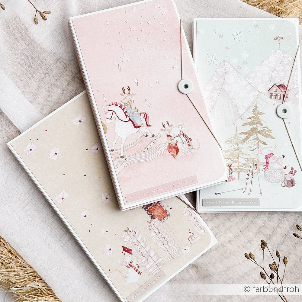 Drei illustrierte Mappen mit Kordelverschluss für Bastelpapier Weihnachten und Papierprojekte.