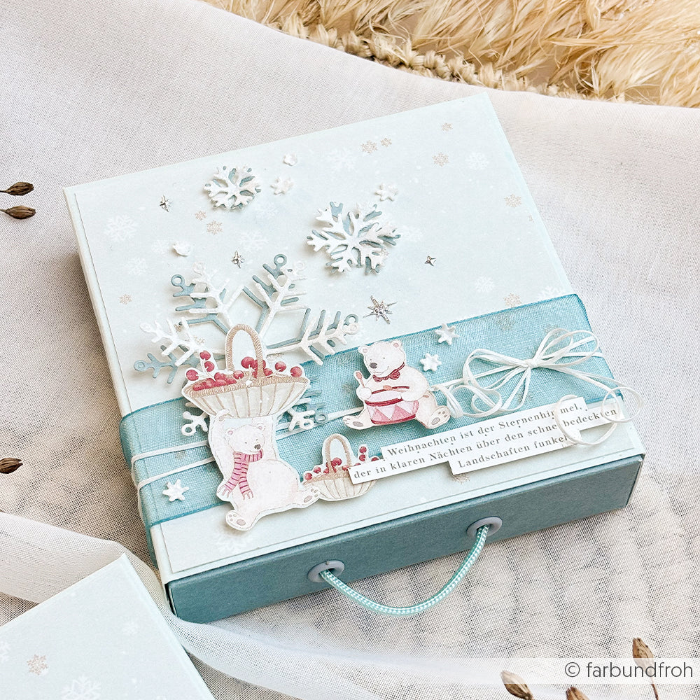 Eine hellblaue Winterfreuden-Geschenkbox mit Schiebedeckel, verziert mit einem Eisbären und deutschen Weihnachtsgrüßen.
