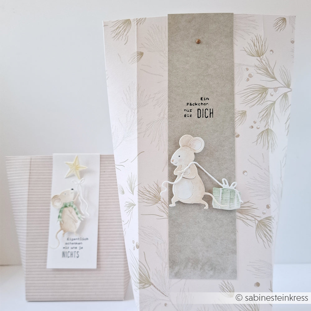Zwei Geschenktüten mit Designpapier, auf dem Mäuse abgebildet sind, und deutschem Text.