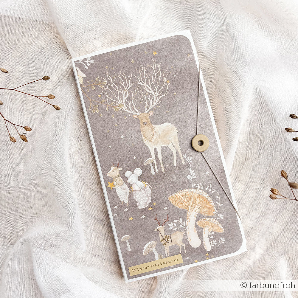 Eine Papierhülle mit Waldrehen, Pilzen und Designpapier Weihnachtsmäuse.