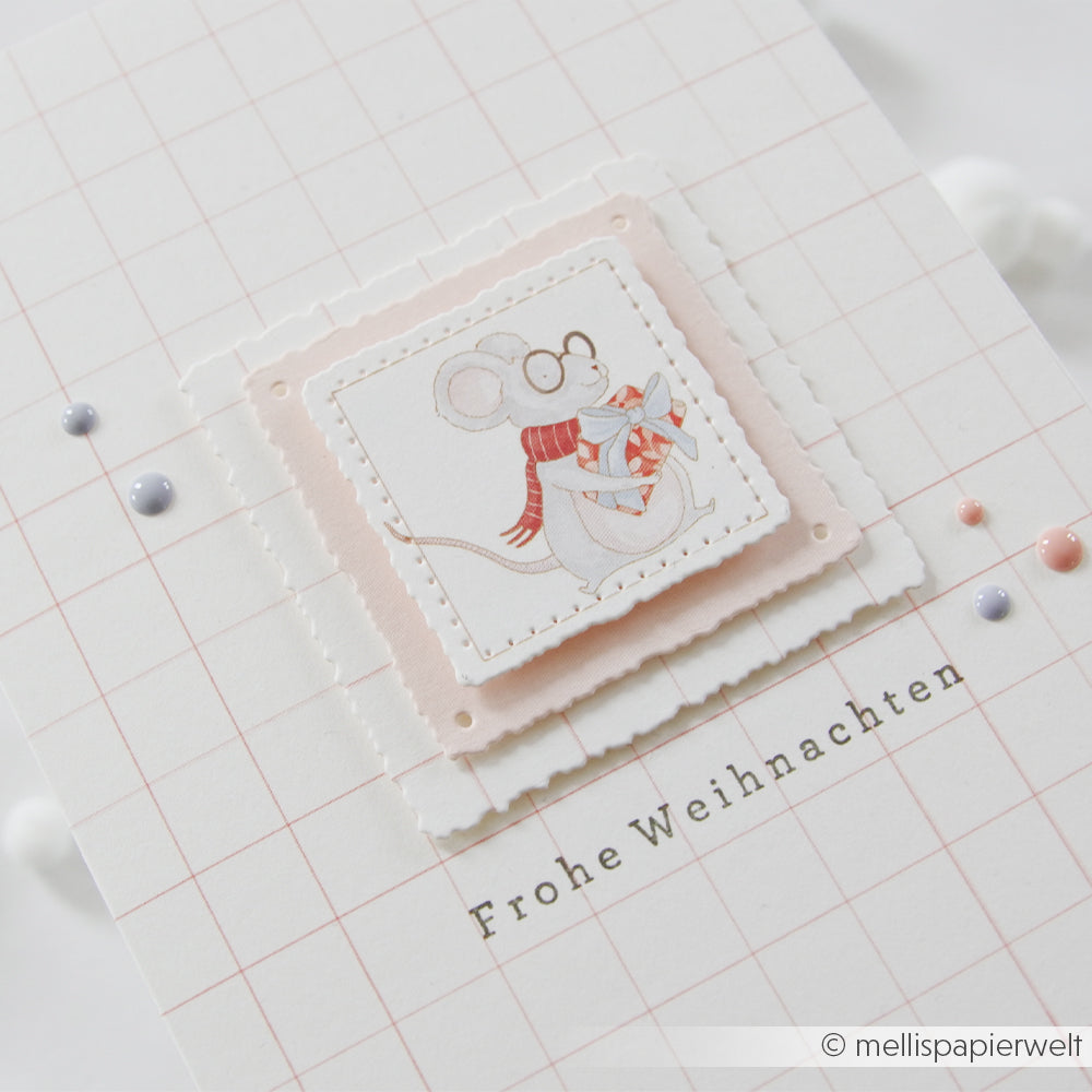 Handgefertigte Grußkarten, auf denen eine Maus mit einem Geschenk und der deutsche Text Frohe Weihnachten zu sehen sind.