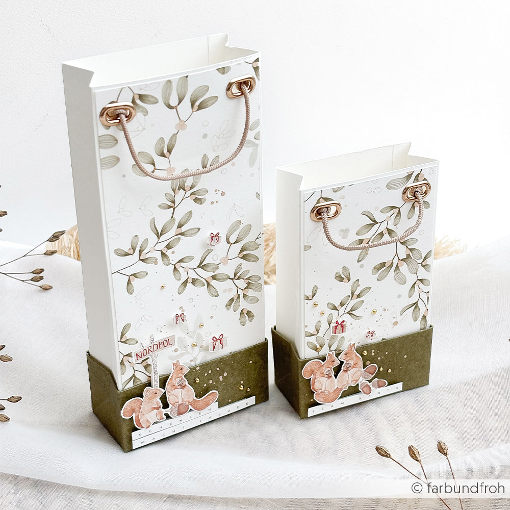Zwei hohe Geschenktüten für Papierprojekte mit einem botanischen Eichhörnchenmuster und olivgrünen Böden.