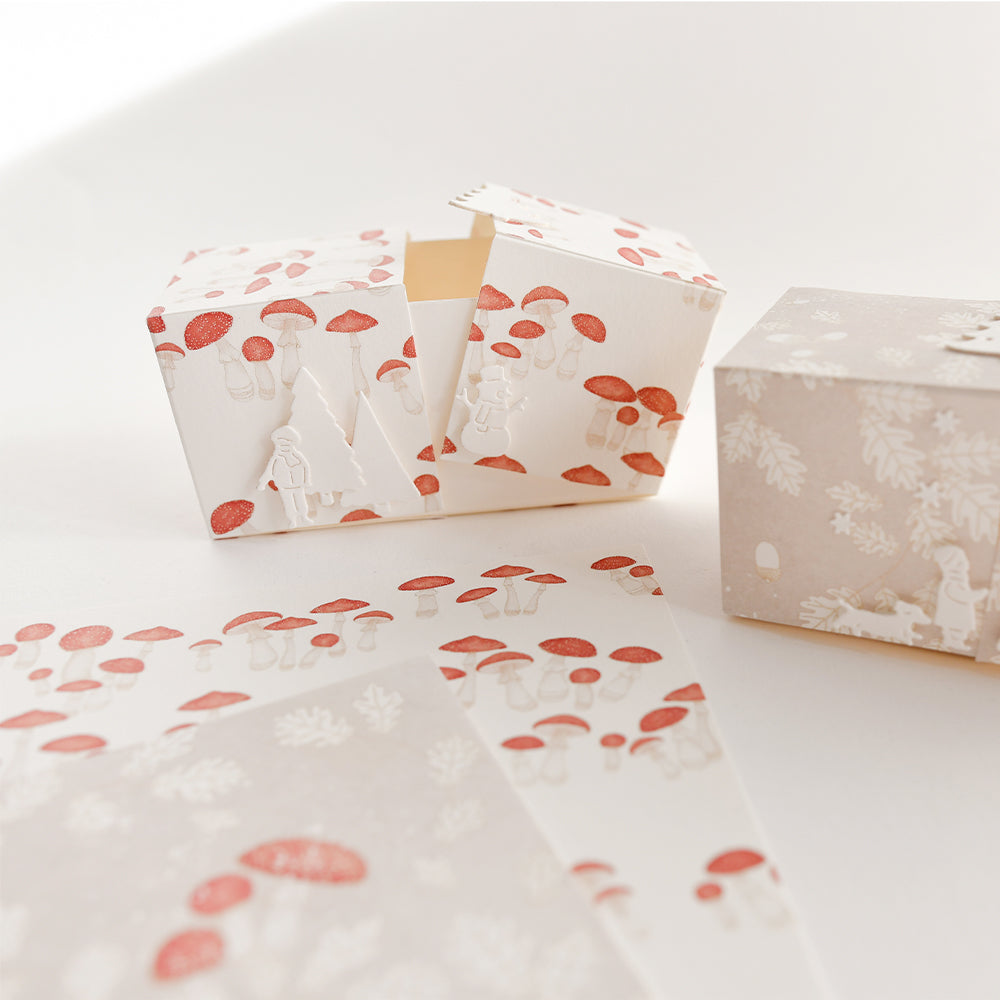 Geschenkboxen aus Designpapier, verziert mit Motiven rund um Pilze und den Wald, für verschiedene Papierprojekte.