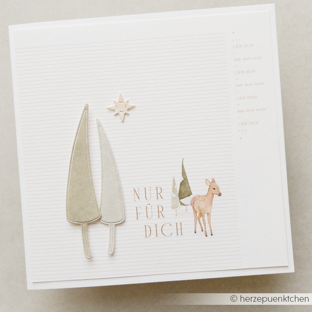 Grußkarte mit zwei Bäumen, einem Rehkitz und dem deutschen Text NUR FÜR DICH auf Designpapier.