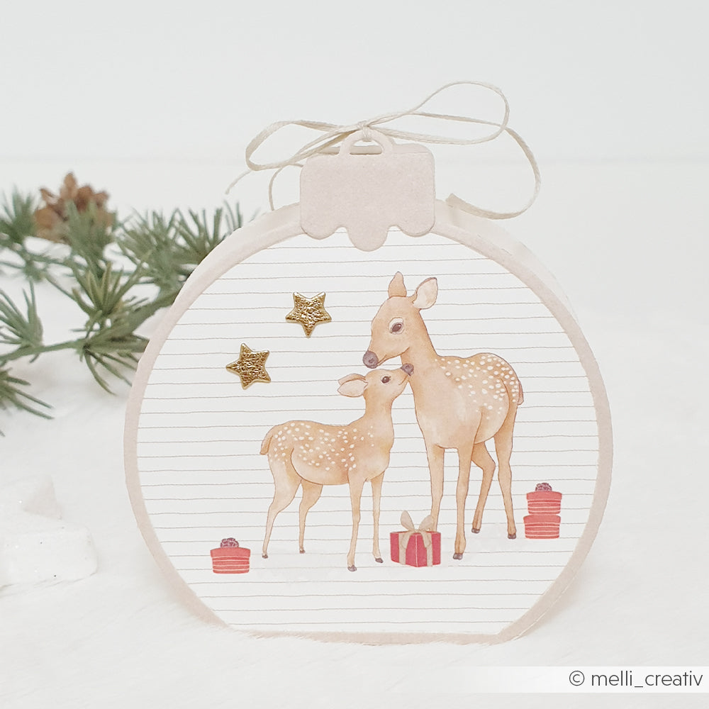 Grußkarte im Ornamentstil mit einer Abbildung einer Hirschkuh, eines Rehkitzes, von Geschenken und Sternen.