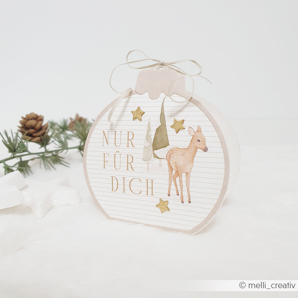 Karte aus Designpapier in Kugelform mit einem Rehkitz, immergrünen Bäumen, Sternen und dem Schriftzug NUR FÜR DICH.