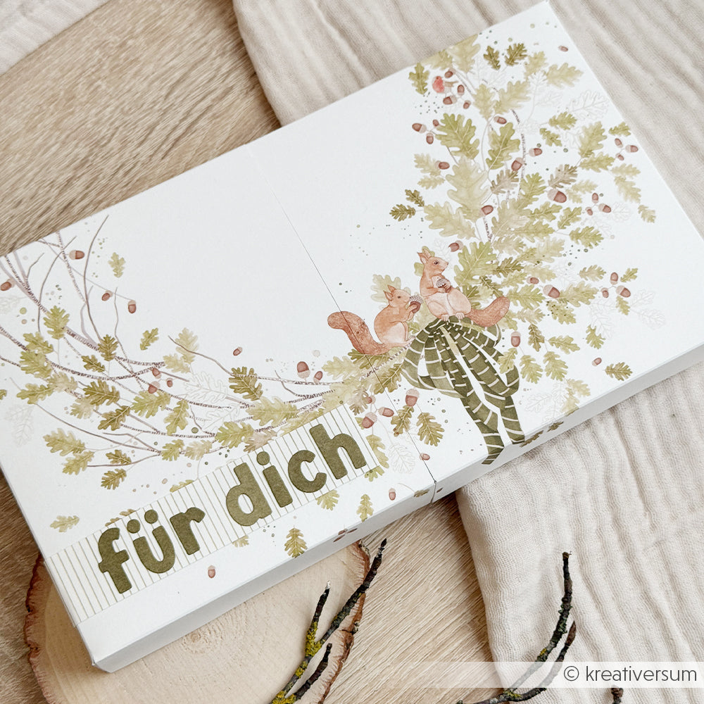 Geschenkbox mit einem Eichenkranz, Eichhörnchen und dem deutschen Schriftzug für dich.