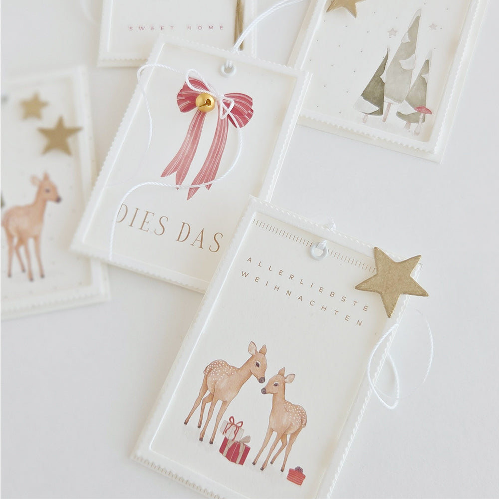 Weihnachtsgeschenk-Anhänger aus der „Designpapier Wintermagie“-Kollektion mit Aquarellillustrationen von Rehen, Bäumen und Schleifen.