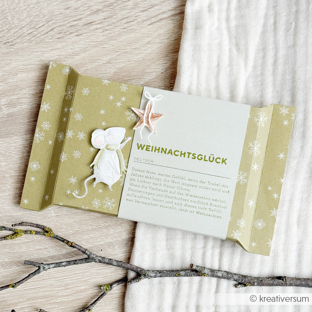 Grüne Weihnachtskarte mit einer Mausillustration und Schneeflocken auf Sanftgrün.